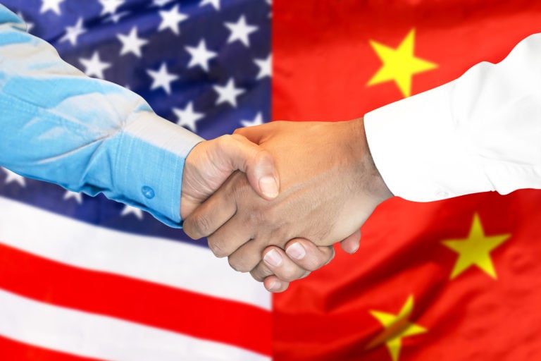 Imagem de capa representando o destaque: EUA e China rejeitam apelo de líderes para desacelerar inteligência artificial