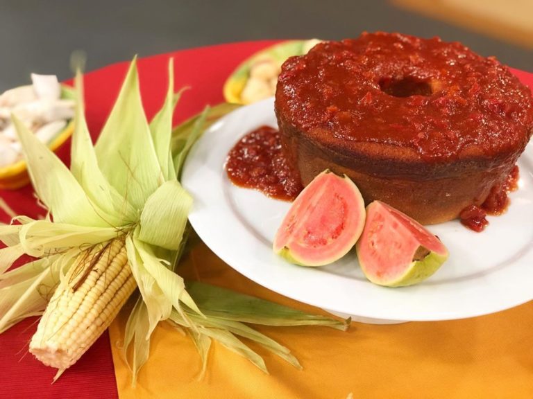 Bolo cremoso de milho com cobertura de goiabada