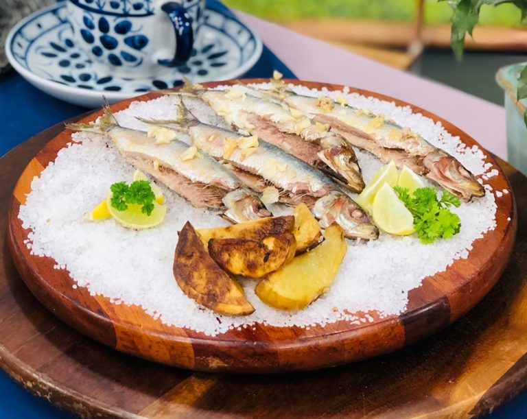 Sardinhas assadas a portuguesa e batatas assadas ao forno
