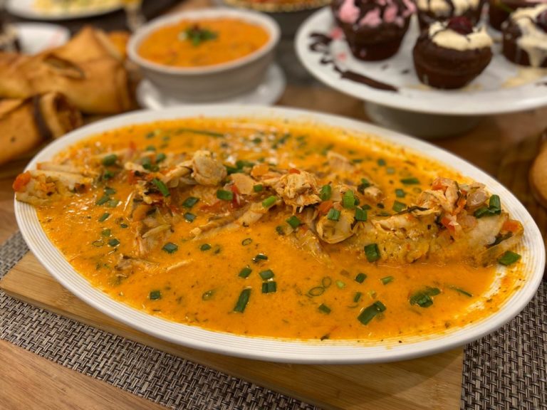 Filé de merluza ao molho batido e cestinha de brownie com sorvete