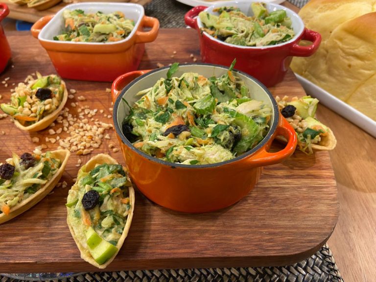Salpicão de frango com maionese de rúcula e Bolo de Iogurte com Castanhas