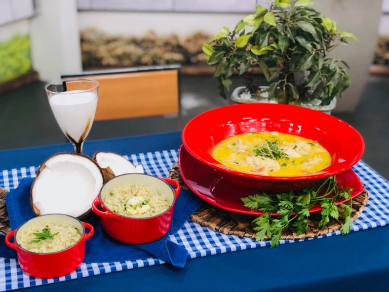 Tilápia com leite de coco e arroz de couve flor