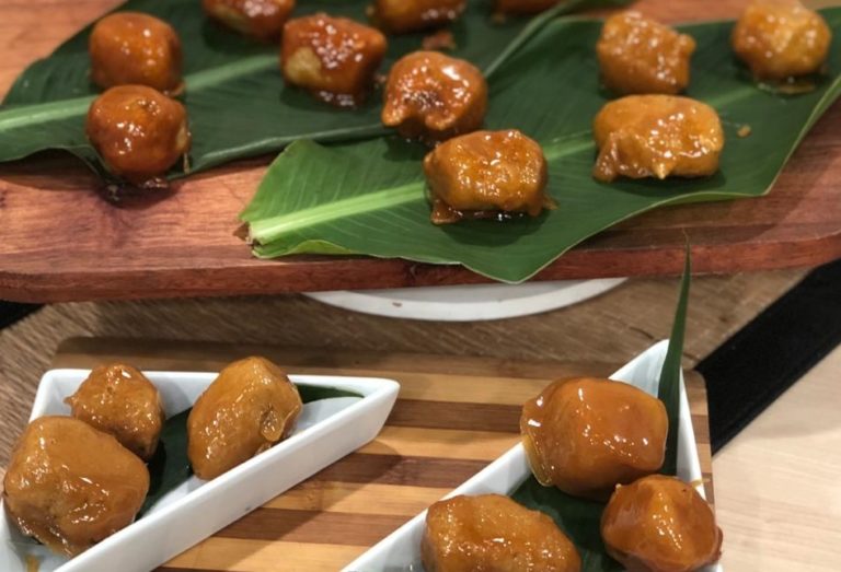 Banana caramelada e chantilly de leite em pó