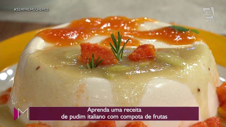 Pudim italiano com compota de frutas