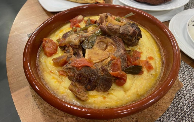 Ossobuco com polenta cremosa e pudim de prestígio