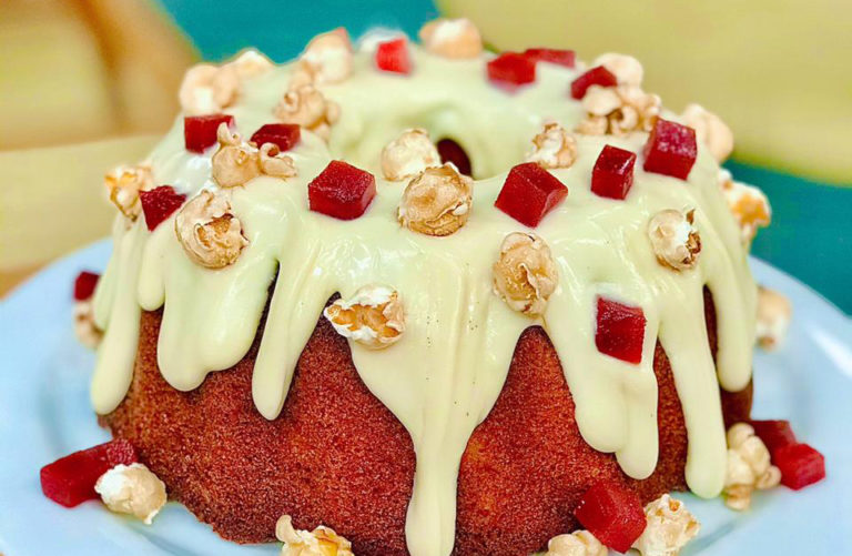 Bolo de fubá com cobertura de queijo e pipoca doce