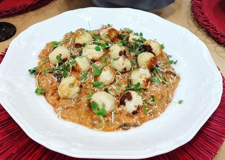 Nhoque de couve flor com bolonhesa de cogumelos