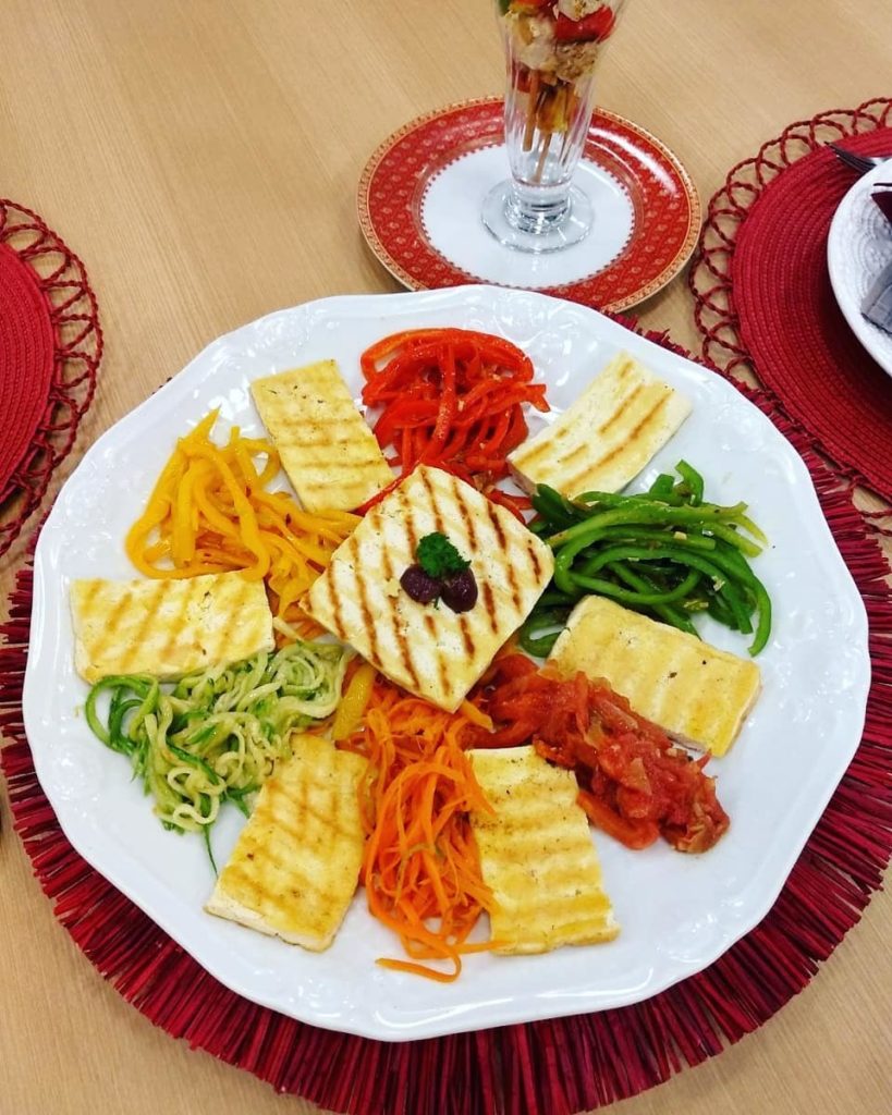 Tofu grelhado com legumes a moda indiana