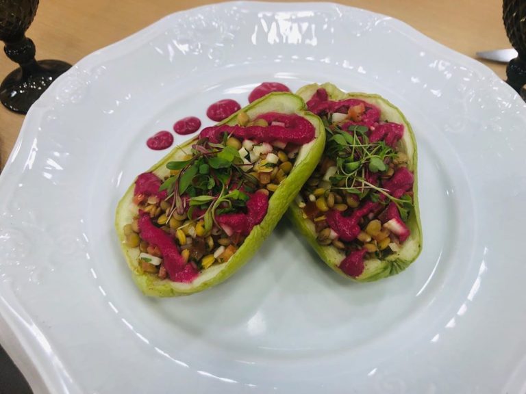 Chuchu recheado com tabule de lentilha e pesto de beterraba