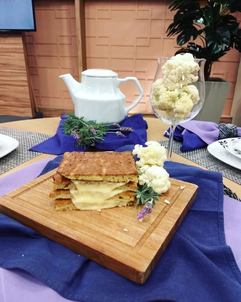 Sanduíche de couve flor com recheio de queijo