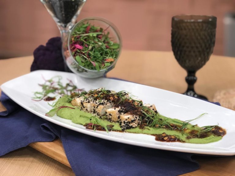 Tofu empanado no gergelim com molho tarê de maracujá e Purê de ervilha com hortelã
