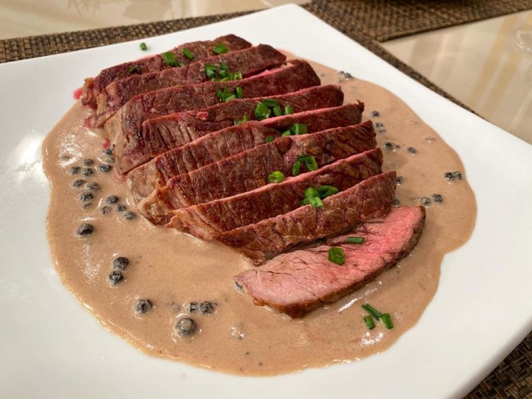 Alcatra grelhada ao molho de conhaque e pimenta (poivre)