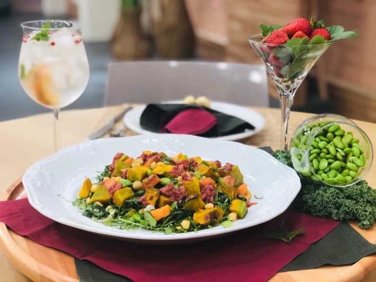Salada de grão-de-bico com abóbora, edamame e vinagrete de morangos
