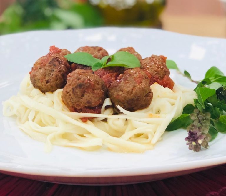 Talharim de pupunha com almôndegas ao molho