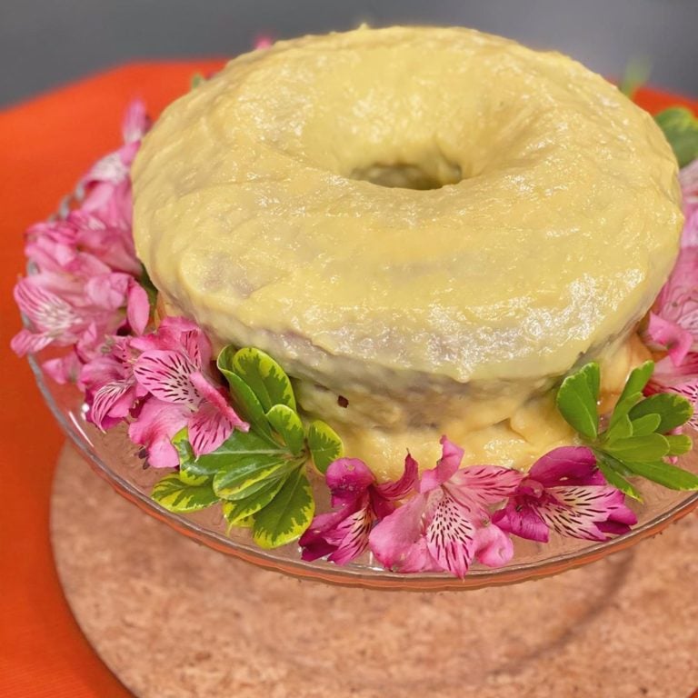 Bolo de fubá com brigadeiro de milho