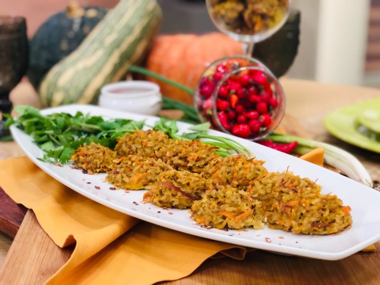 Bolinho de arroz integral com carne seca e abóbora na frigideira