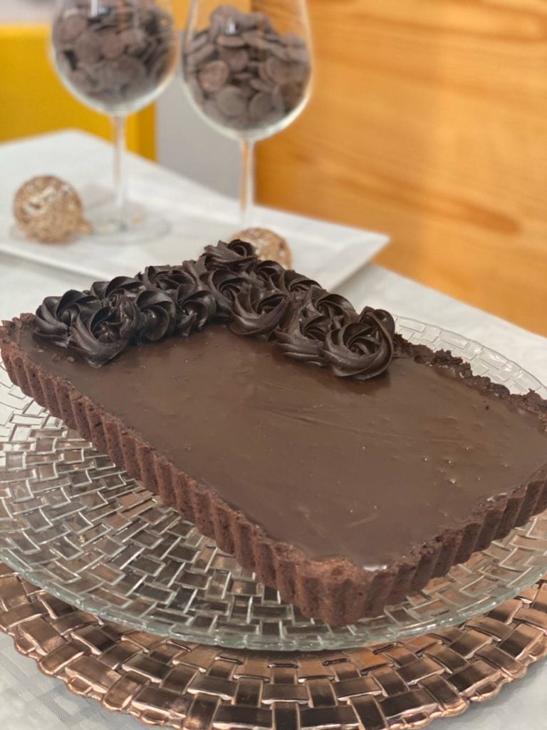Torta com ganache de chocolate e caramelo salgado