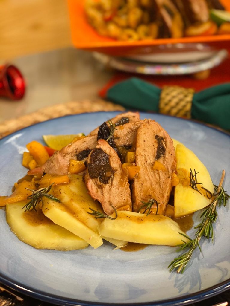 Filé mignon suíno recheado com ameixa ao molho pêssego