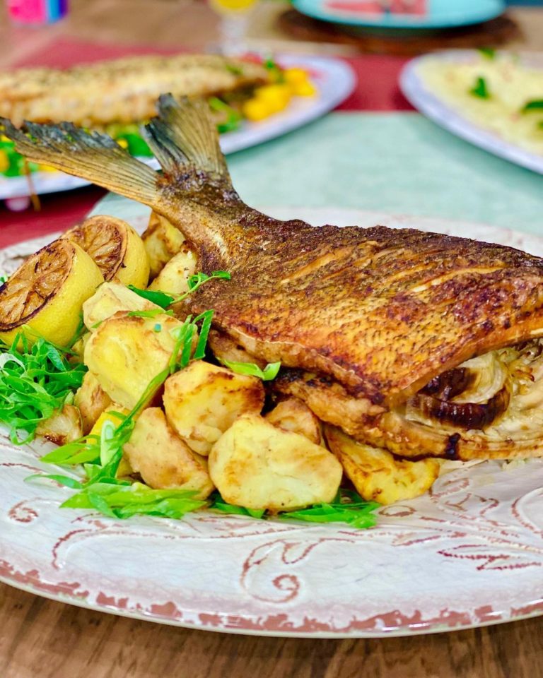 Pacu assado com batatas e arroz com castanha