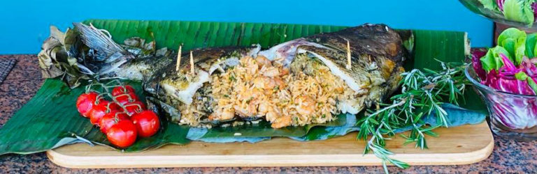 Peixe recheado na brasa e suco de pitaia com água de coco