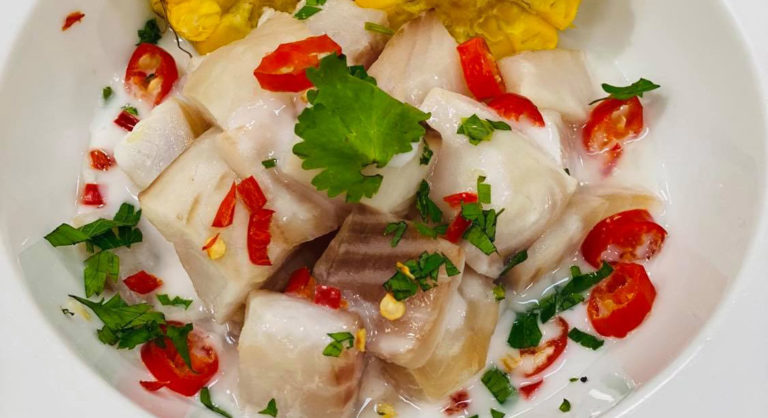 Ceviche baiano, salada tropical e drink