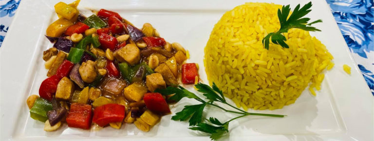 Frango xadrez, arroz com curry e gelado na taça