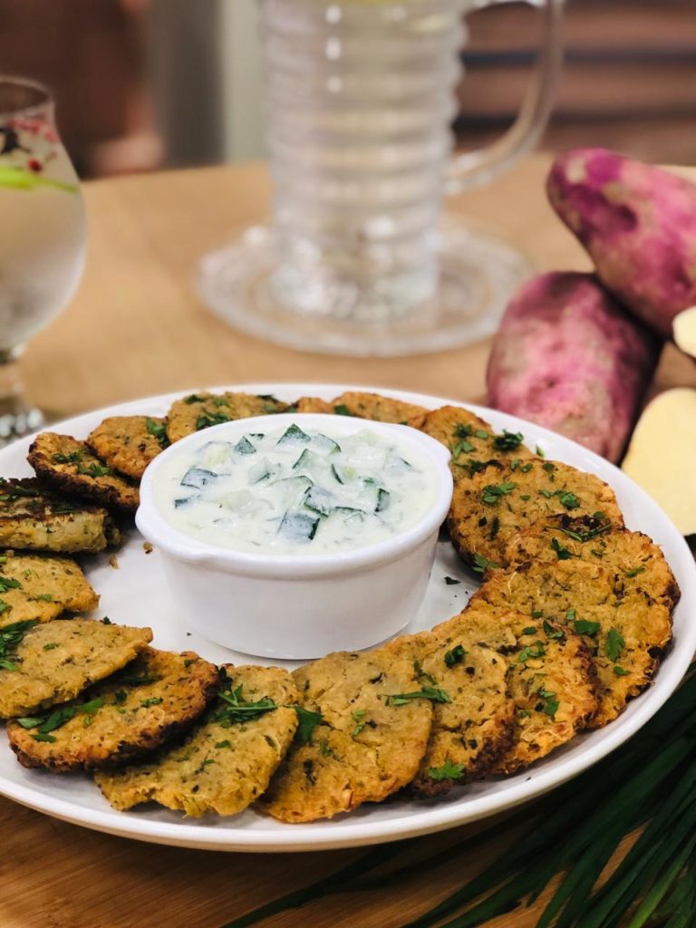 Snack de peixe assado e Molho de iogurte com nirá