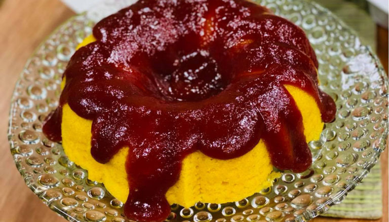 Polenta cremosa com molho de linguiça e bolo de milho verde