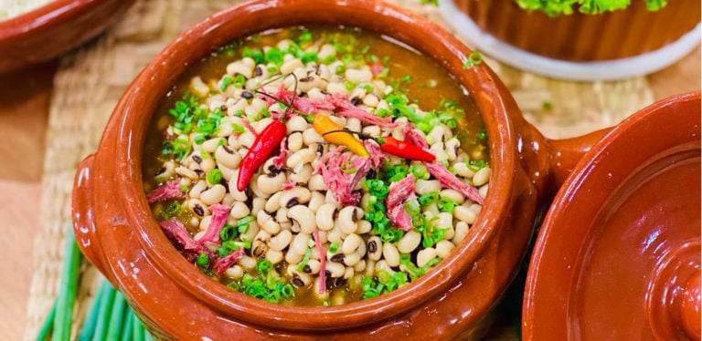 Feijão de corda com carne seca, farofa verde e taça romeu e julieta