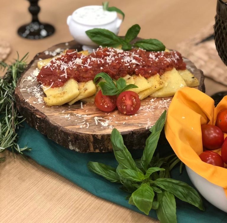 Polenta brustolada com molho de tomate assado