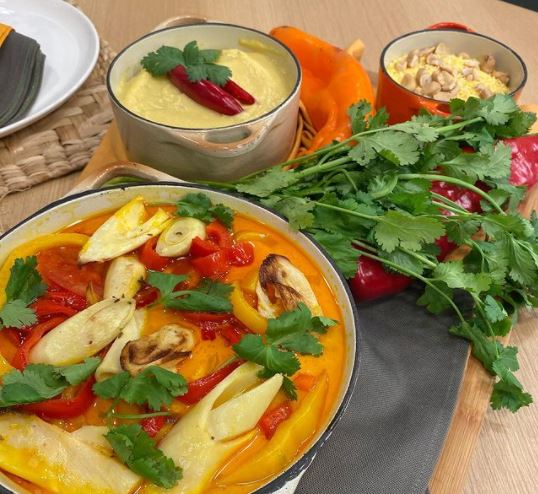 Moqueca de pupunha com Farofa de castanhas e Purê de banana da terra