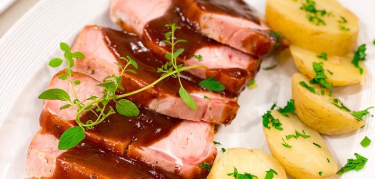 Lombo assado ao molho de vinho com batatas ao murro e ovo torta de limão