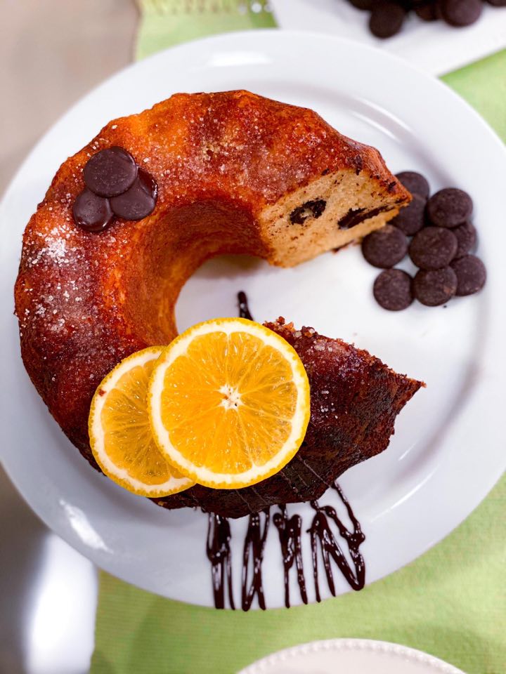 Bolo de laranja com gotas de chocolate