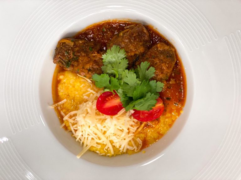 Bife na panela de pressão e polenta de quirera
