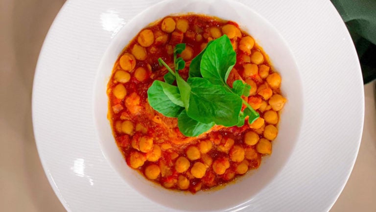 Pernil com grão de bico ao molho