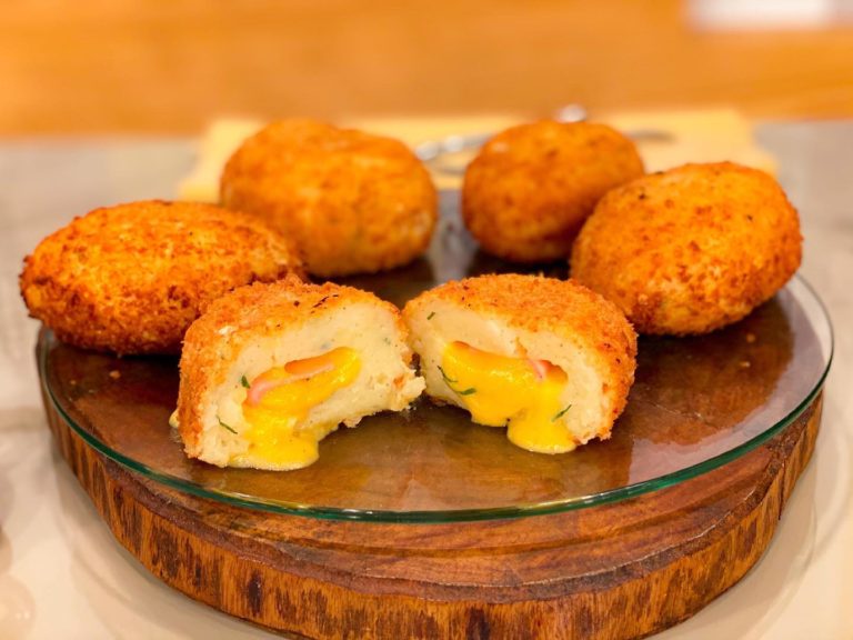 Bolinho de batata recheado de presunto e queijo