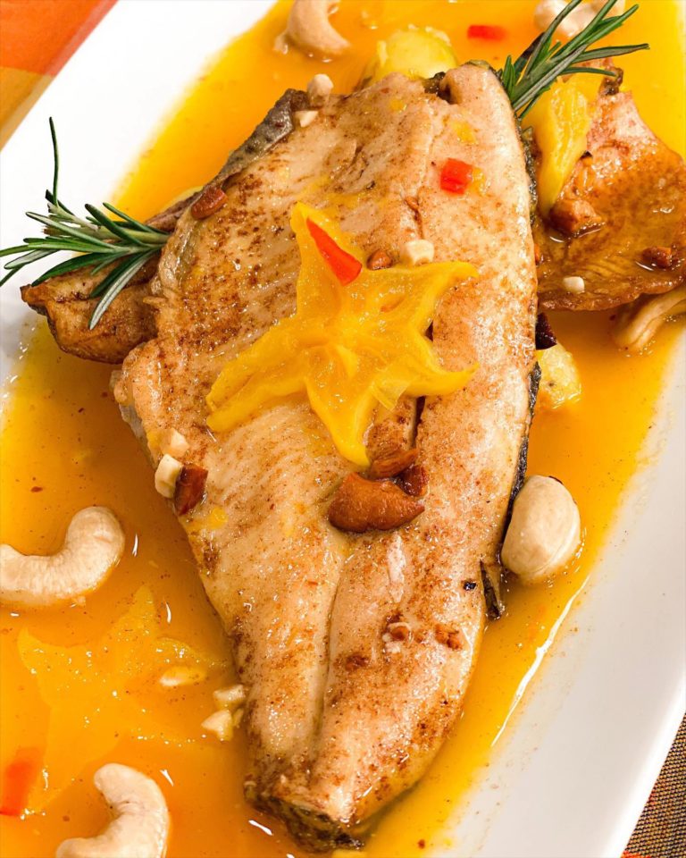 Truta grelhada ao molho de laranja, pimenta dedo de moça e carambola