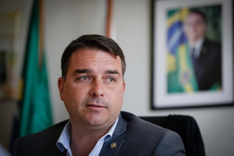 Sem provas, Flávio Bolsonaro cita fraude eleitoral em carta