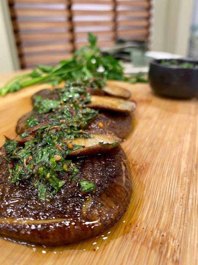 CHURRASCO DE SHITAKE COM MOLHO CHIMICHURRI
