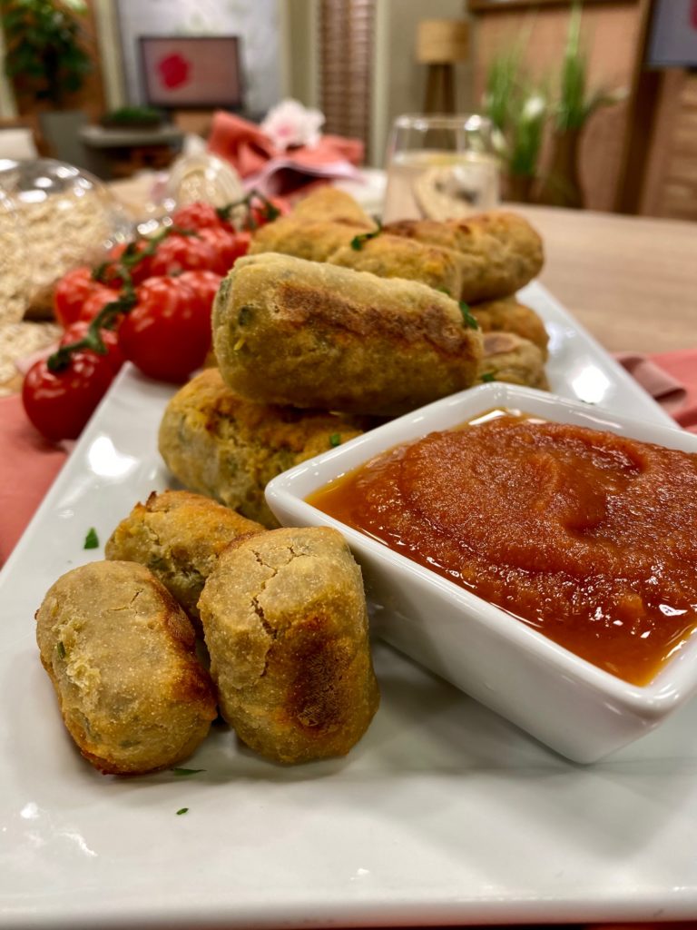 Croquete de frango saudável e ketchup CASEIRO
