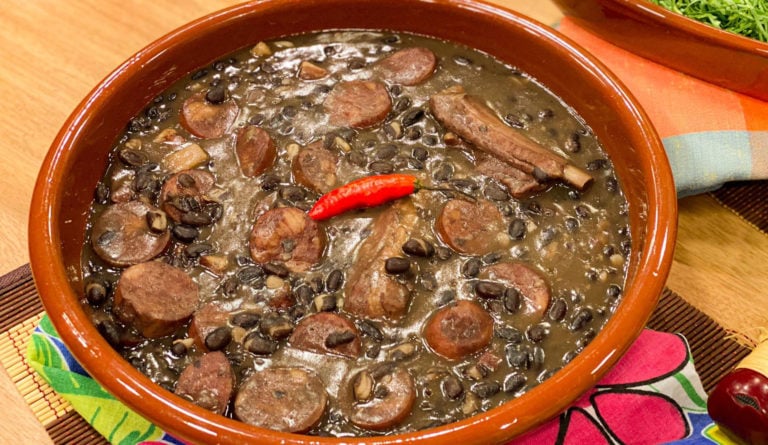 FEIJOADA COMPLETA E CUPCAKE DE CAIPIRINHA