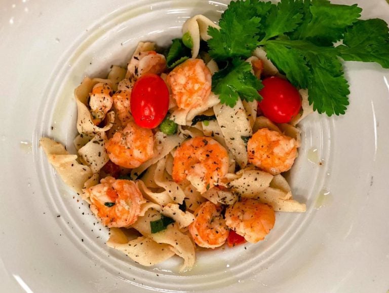 Massa com camarão e legumes