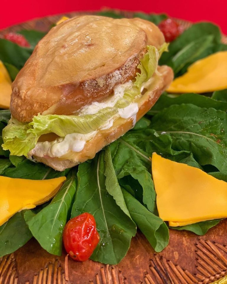 Lanche cremoso de forno