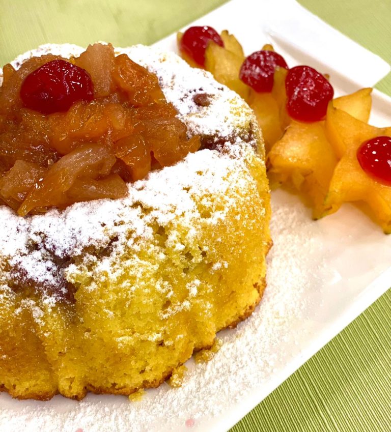 Bolo de abacaxi e carambola