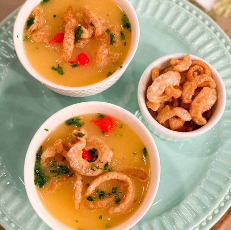 Creme de mandioca com gengibre e torresminho pipoca