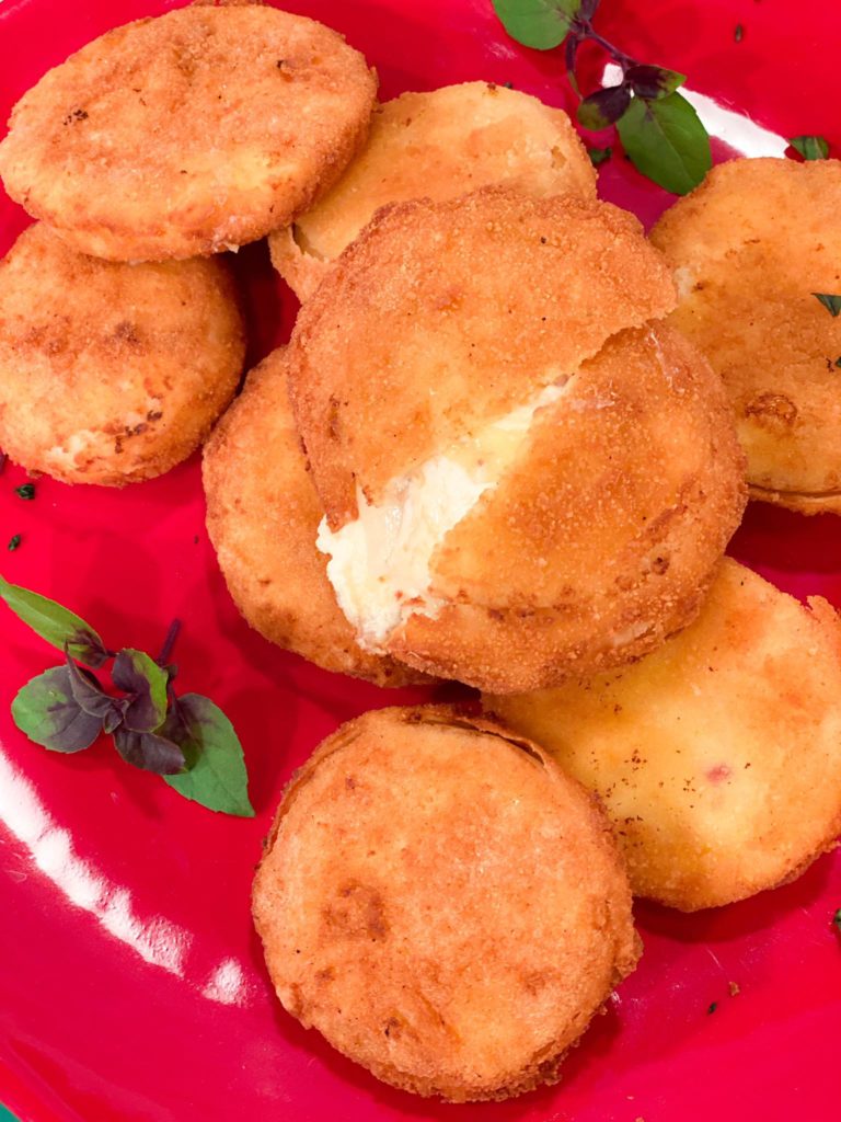 Cebola empanada e recheada com creme de queijo