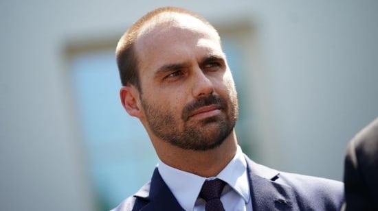 Imagem de capa representando o destaque: Moraes dá prazo para alegações finais contra Eduardo Bolsonaro