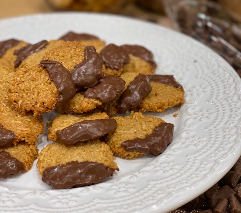 Biscoitinhos de coco com chocolate e biscoitinhos de goiabinha