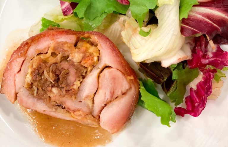 Lombo de porco recheado com maçãs e queijo meia cura