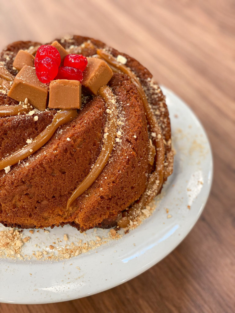 Bolo de doce de leite com biscoitos